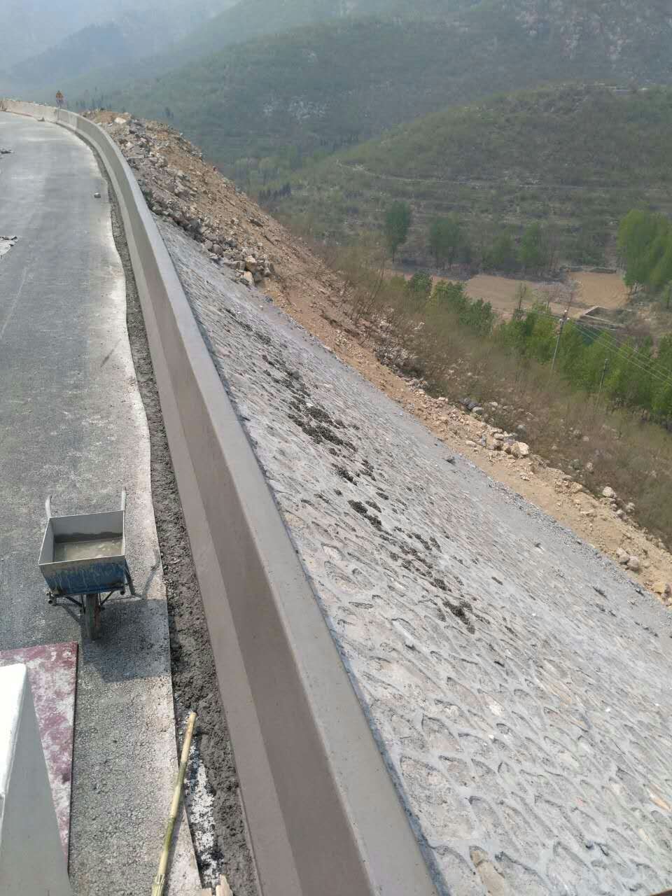 無論何種工況，路緣石滑模機(jī)都能完美運(yùn)行